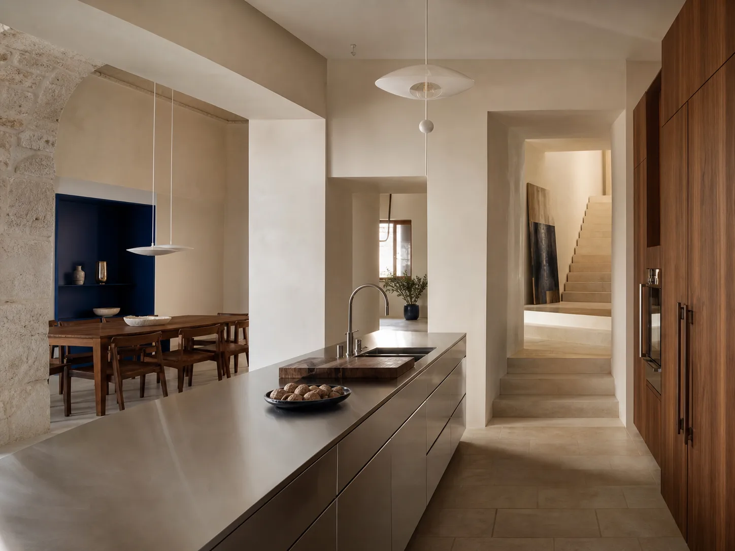 Concept di una cucina ristrutturata con pietra, metallo e legno